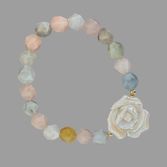 Morganite beaded stretch bracelet with resin rose and gold filled spacers - Picture 4 of 4